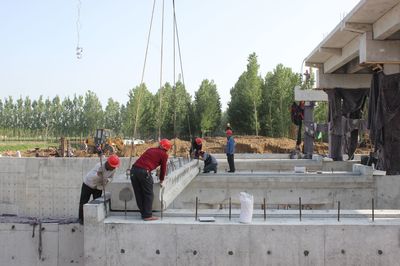 禹城水利局加快省重点水利工程建设 4座重建水闸完成吊装